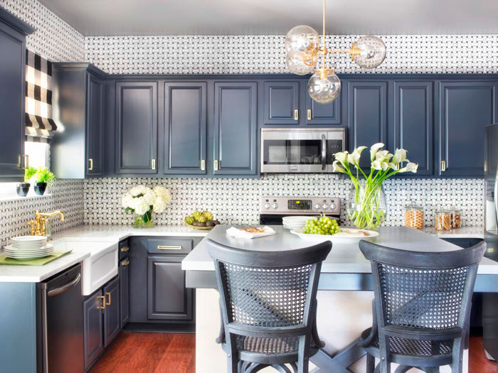 painting-the-kitchen-cabinet